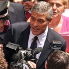 George Clooney Travolto Dai Fan A Milano 169050