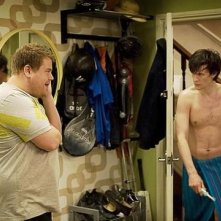 James Corden e Matt Smith in una scena dell'episodio The Lodger di Doctor Who