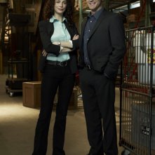Joanne Kelly ed Eddie McClintock in una foto promo per la stagione 2 di Warehouse 13