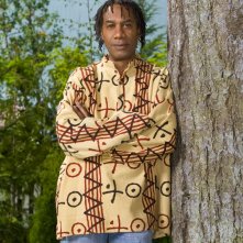 Joe Morton in un'immagine promo per la 2 stagione di Eureka