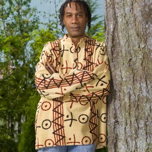 Joe Morton in un'immagine promo per la 2 stagione di Eureka