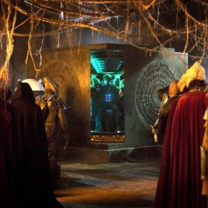 Matt Smith e i suoi nemici in una scena dell'episodio The Big Bang di Doctor Who