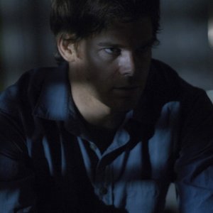 Michael C. Hall in una scena dell'episodio Frammenti di Memoria di Dexter