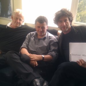 Richard Curtis, Steven Moffat e Neil Gaiman con il copione di Doctor Who