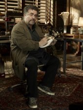 Saul Rubinek in una foto promo per la seconda stagione di Warehouse 13