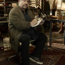 Saul Rubinek in una foto promo per la seconda stagione di Warehouse 13