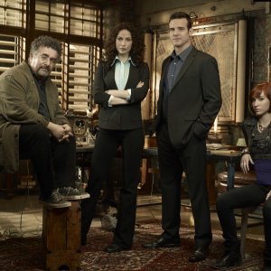 Saul Rubinek, Joanne Kelly, Eddie McClintock e Allison Scagliotti per la stagione 2 di Warehouse 13