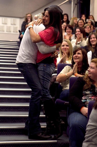 Ian Somerhalder Abbraccia Una Fan Ad Una Convention Di Fan Di The Vampire Diaries 169120