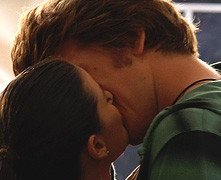 Alan Cappelli e Barbara Ronchi in un'immagine romantica del film La città invisibile