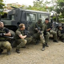 Columbus Short, Chris Evans, Idris Elba, Jeffrey Dean Morgan e Oscar Jaenada in una scena del film The Losers