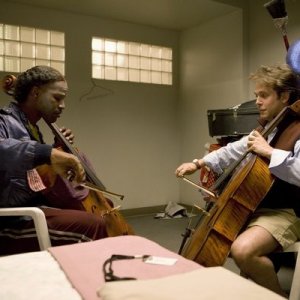 Il musicista senzatetto Nathaniel Ayers (Jamie Foxx) si esercita nel film The Soloist