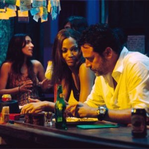 Jeffrey Dean Morgan e Zoe Saldana in un'immagine del film The Losers