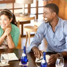 Marcus (Lance Gross) e Lucia (America Ferrera), protagonisti della commedia Our Family Wedding