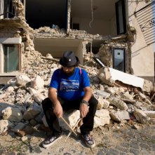 Nicola Nocella in un'immagine drammatica del film La città invisibile