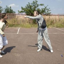Rebecca Griffiths e Katie Jarvis in una scena del film Fish Tank (2009)