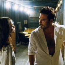 Zoe Saldana e Jeffrey Dean Morgan in una scena del film The Losers