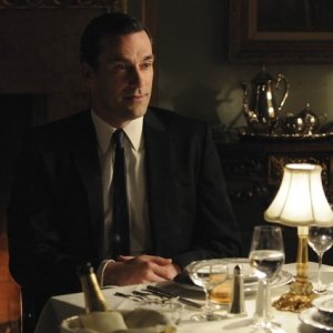 Jon Hamm in una scena dell'episodio Public Relations di Mad Men