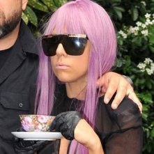 Lady Gaga In Parrucca Viola Con La Tazzina Da Te 169616