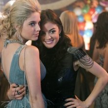 Lucy Hale ed Ashley Benson in un momento dell'episodio There's No Place Like Homecoming di Pretty Little Liars