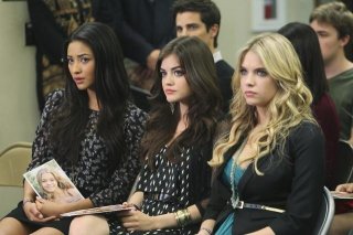 Shay Mitchell, Lucy Hale ed Ashley Benson nell'episodio Please Don't Talk About Me When I'm Gone di Pretty Little Liars