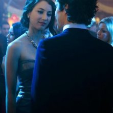 Troian Avery Bellisario in una scena dell'episodio There's No Place Like Homecoming di Pretty Little Liars