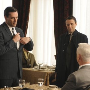 Vincent Kartheiser e Jon Hamm nell'episodio Public Relations di Mad Men