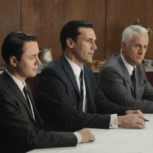 Vincent Kartheiser, Jon Hamm e John Slattery nell'episodio Public Relations di Mad Men