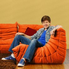 Nick Robinson in una immagine promozionale della serie Melissa & Joey