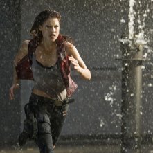 Ali Larter (Claire Redfield) in corsa sotto l'acqua, in una scena del film Resident Evil: Afterlife