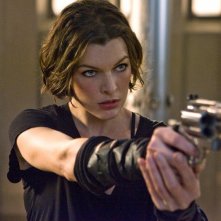 Una determinata Alice (Milla Jovovich) in una sequenza del film Resident Evil: Afterlife