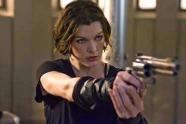 Una determinata Alice (Milla Jovovich) in una sequenza del film Resident Evil: Afterlife