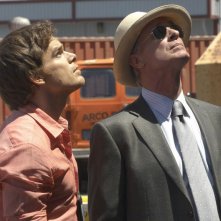 Dex (Michael C. Hall) e Lundy (Keith Carradine) nell'episodio Luci accecanti di Dexter