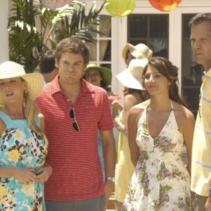 Julie Benz, Michael C. Hall, Marisa Petroro e Rick Peters nell'episodio Blinded by the Light di Dexter