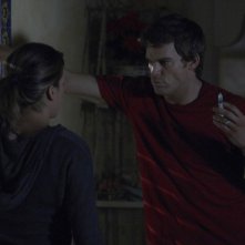 Michael C. Hall affronta Christina Cox nell'episodio 3 giorni di libertà di Dexter
