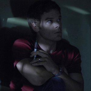 Michael C. Hall attende nell'oscuritò nell'episodio 3 giorni di libertà di Dexter