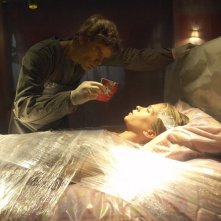 Michael C. Hall mostra una foto a Christina Cox nell'episodio Dex Takes a Holiday di Dexter