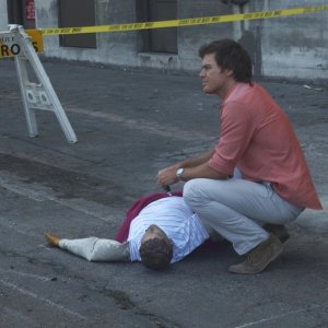 Michael C. Hall sulla scena del crimine in Luci accecanti di Dexter