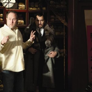 Alfred Molina con il regista Jon Turteltaub sul set del film L'apprendista stregone