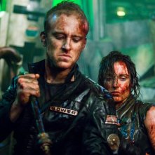 Antje Traue e Ben Foster in una scena del film Pandorum