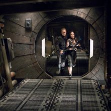 Antje Traue e Ben Foster intrappolati nello spazio nel film Pandorum