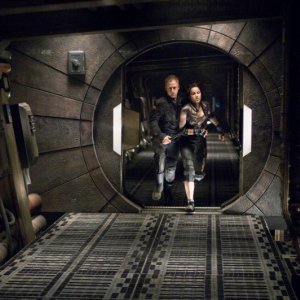 Antje Traue e Ben Foster intrappolati nello spazio nel film Pandorum