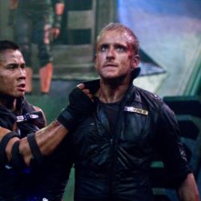 Ben Foster e Cung Le in una scena del film Pandorum