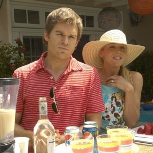 Michael C. Hall e Julie Benz in una scena dell'episodio Blinded by the Light di Dexter