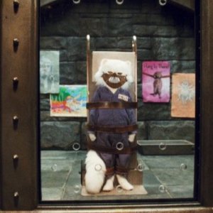 Mr. Tinkles in una brutta situazione nel film Cats & Dogs: The Revenge of Kitty Galore