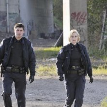 Charlotte Sullivan e Travis Milne in un momento dell'episodio Girlfriend of The Year di Rookie Blue