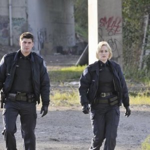 Charlotte Sullivan e Travis Milne in un momento dell'episodio Girlfriend of The Year di Rookie Blue