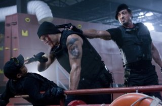 Dolph Lundgren e Sylvester Stallone in una scena di The Expendables
