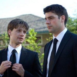 Gregory Smith e Travis Milne in una scena dell'episodio Broad Daylight di Rookie Blue
