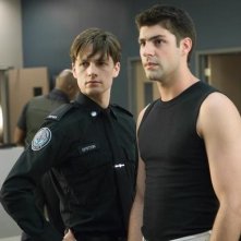 Gregory Smith e Travis Milne nell'episodio Signals Crossed di Rookie Blue