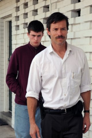 James Frecheville e Guy Pearce nel film Animal Kingdom